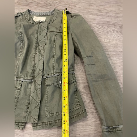 FREE PEOPLE 1970 Army Green Utility Military Jacket with Cargo Pockets. Size 2. - Picture 14 of 15
